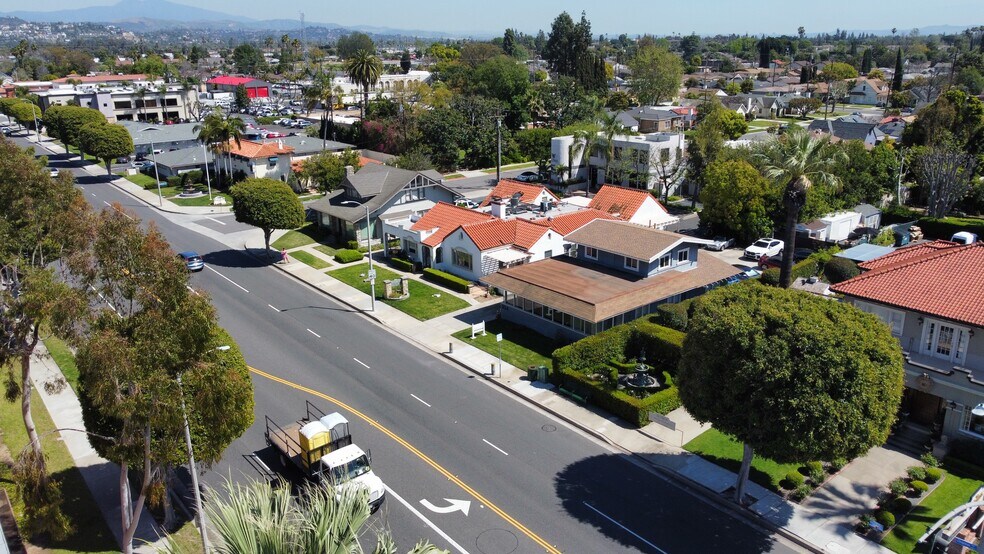 932 E Chapman Ave, Orange, CA à vendre - Photo de l’immeuble – Image 2 sur 23