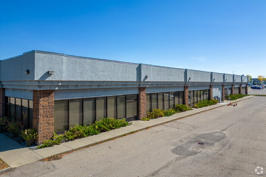 3033 34th Ave NE, Calgary, AB à louer - Photo de l’immeuble – Image 2 sur 6