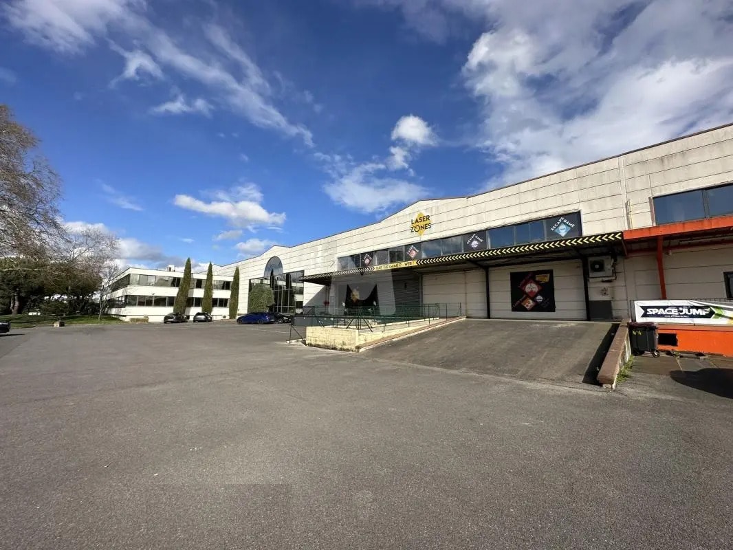 Local d’activités dans Évry-Courcouronnes à louer Photo de l’immeuble– Image 1 sur 8