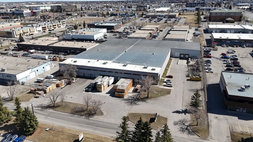 2916 21st St NE, Calgary, AB à louer - Photo de l’immeuble – Image 1 sur 12