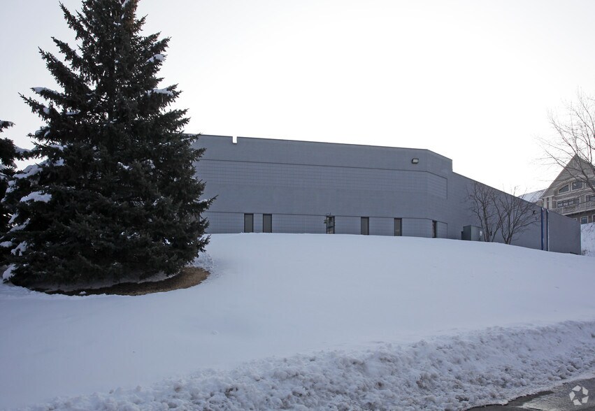 601 Cliff Rd E, Burnsville, MN à vendre - Photo de l’immeuble – Image 2 sur 3