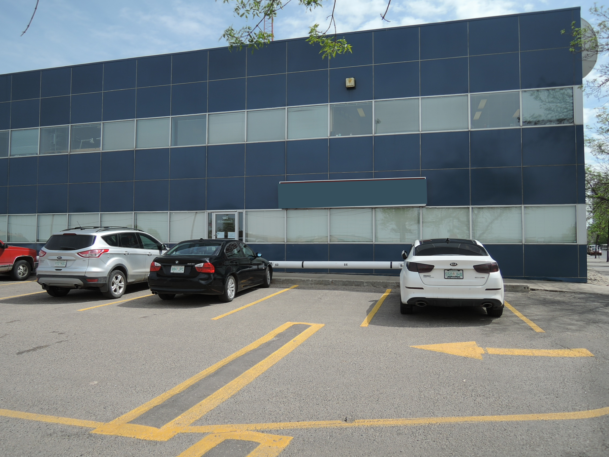 2401 Saskatchewan Dr, Regina, SK à louer Photo de l’immeuble– Image 1 sur 2
