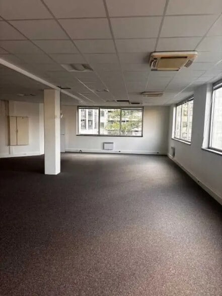 Bureau dans Villejuif à louer - Photo de l’immeuble – Image 2 sur 4