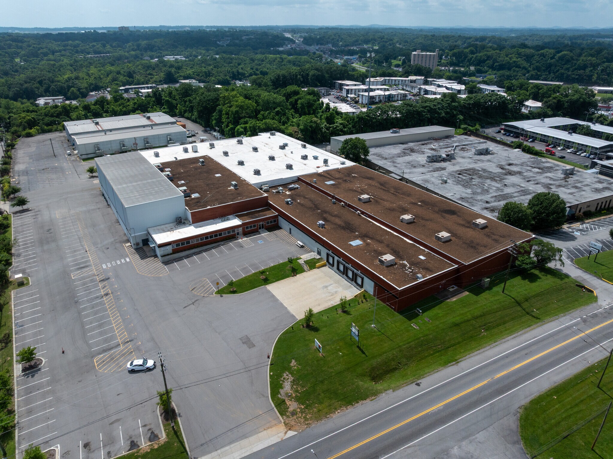 707 Spence Ln, Nashville, TN à louer Photo de l’immeuble– Image 1 sur 14