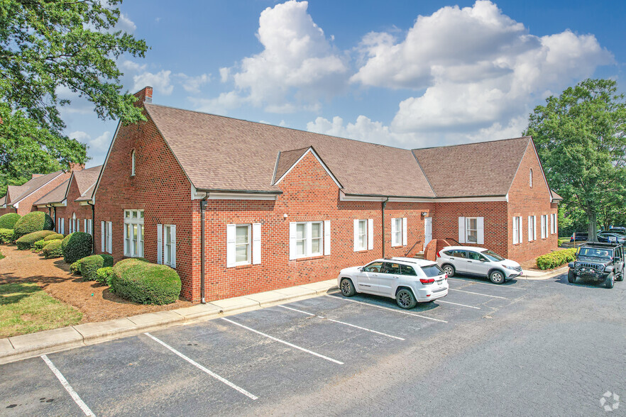 101 E Matthews St, Matthews, NC à louer - Photo de l’immeuble – Image 3 sur 5