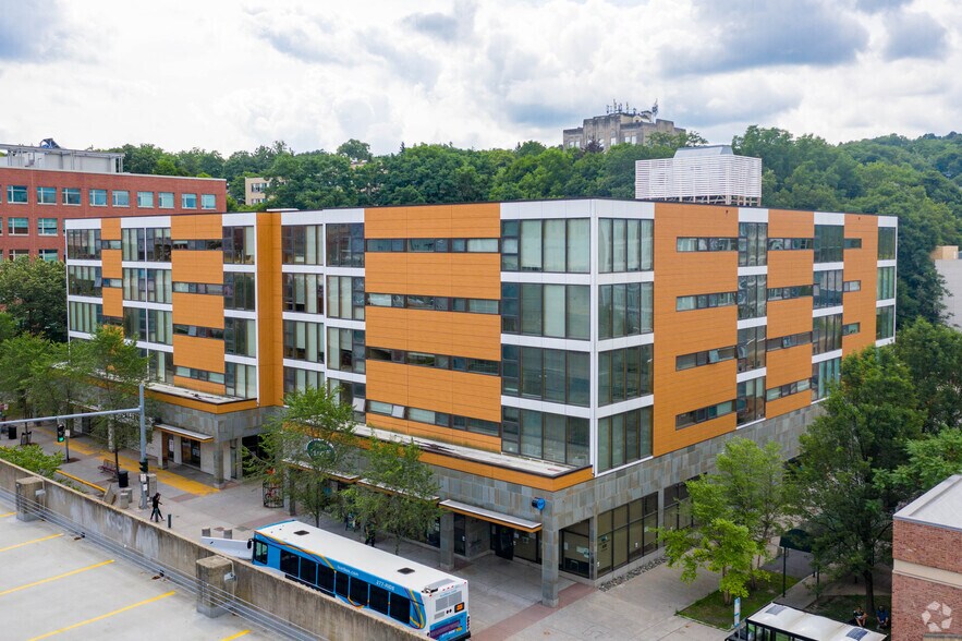 131 E Green St, Ithaca, NY à louer - Photo principale – Image 1 sur 25