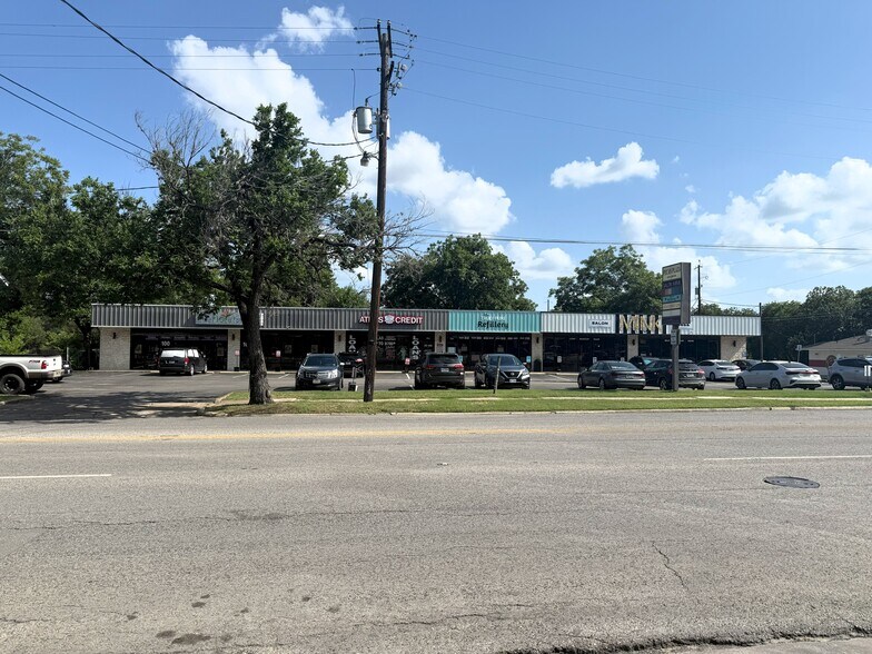 331 W Hopkins St, San Marcos, TX à louer - Photo de l’immeuble – Image 3 sur 8