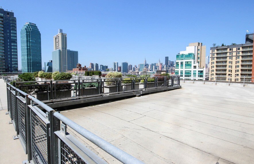 27-01 Queens Plz N, Long Island City, NY à louer - Photo de l’immeuble – Image 2 sur 4
