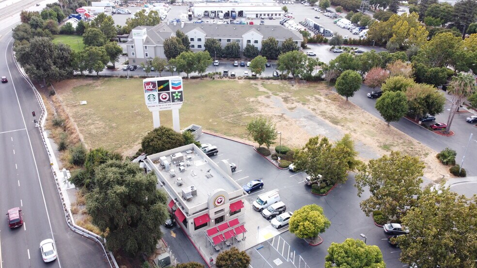 755 Harbor Pointe Pl, West Sacramento, CA à vendre - Photo de l’immeuble – Image 2 sur 16