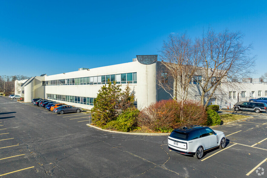 535 Broadhollow Rd, Melville, NY à louer - Photo de l’immeuble – Image 1 sur 18