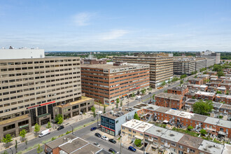 323-355 Rue Chabanel O, Montréal, QC - VUE AÉRIENNE  vue de carte
