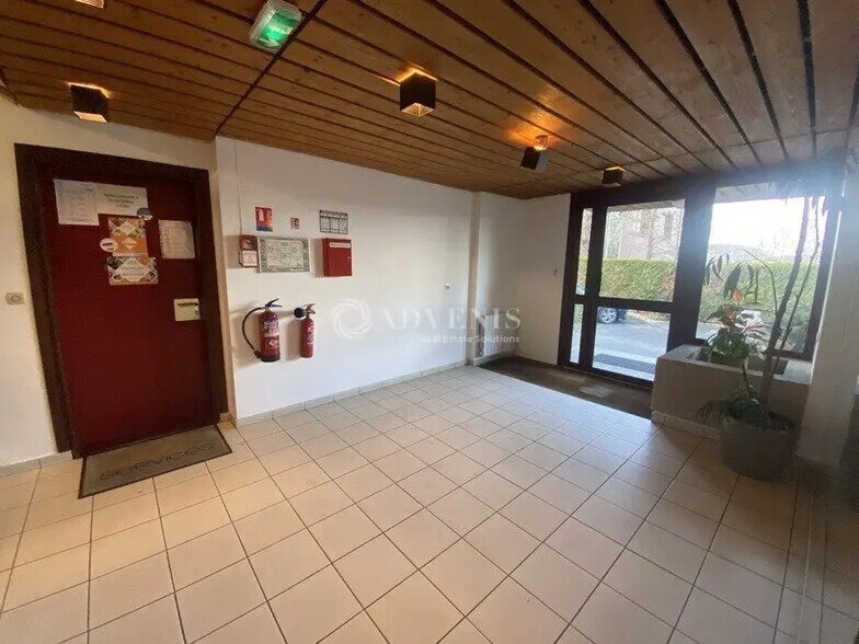 Bureau dans Igny à louer - Hall d’entrée – Image 2 sur 7