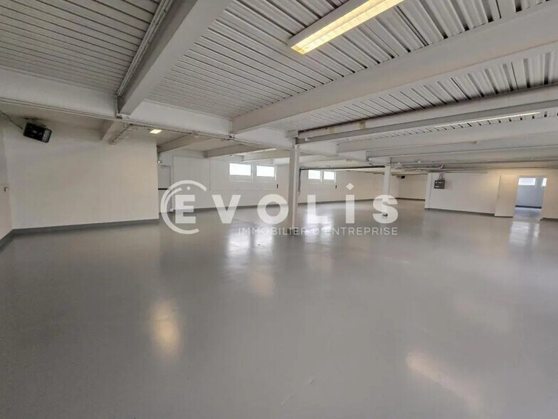 Local d’activités dans Les Ulis à louer - Photo de l’immeuble – Image 3 sur 9