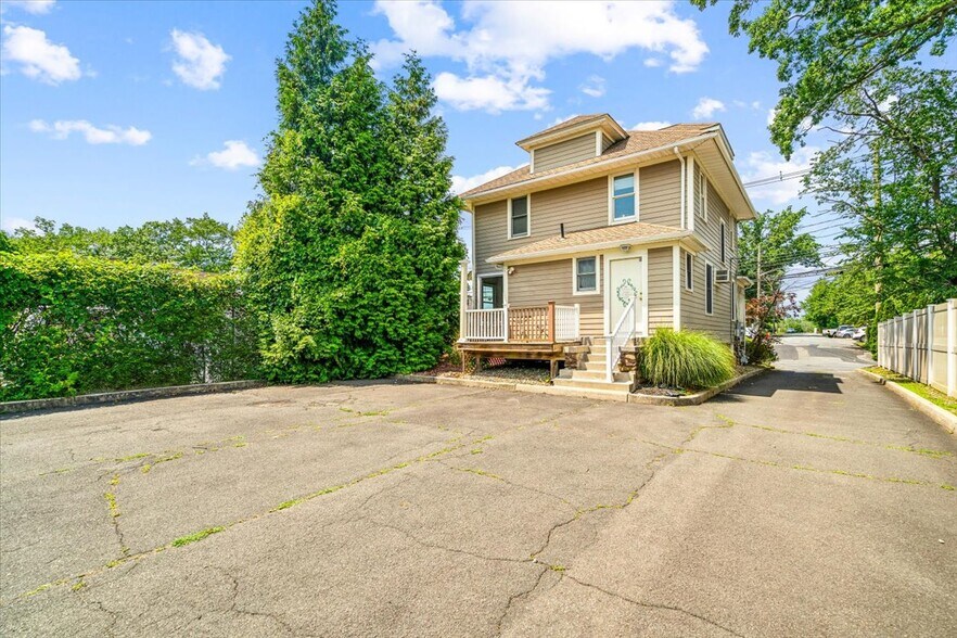 741 W Nyack Rd, West Nyack, NY à louer - Photo de l’immeuble – Image 3 sur 10