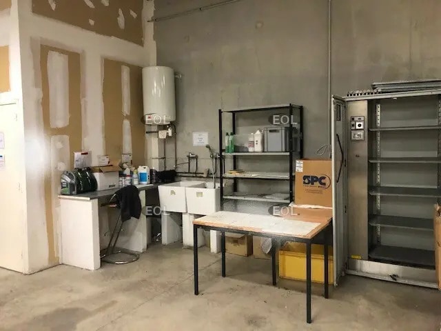 Local d’activités dans Châteauneuf-les-Martigues à louer - Photo de l’immeuble – Image 2 sur 4