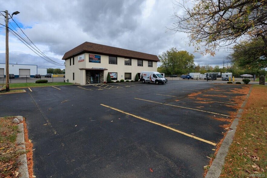 20 N America Dr, West Seneca, NY à vendre - Photo de l’immeuble – Image 2 sur 15