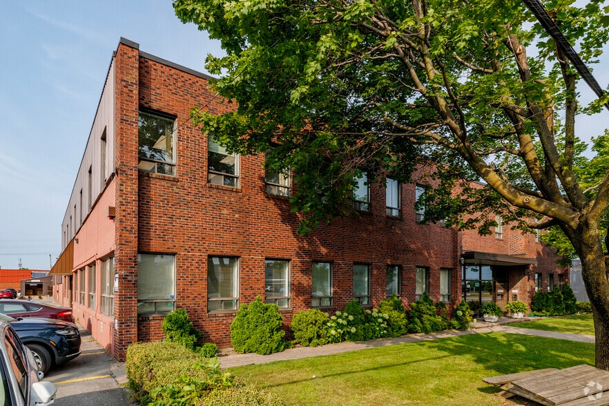8660 Ch Darnley, Mt Royal, QC à louer - Photo principale – Image 1 sur 4