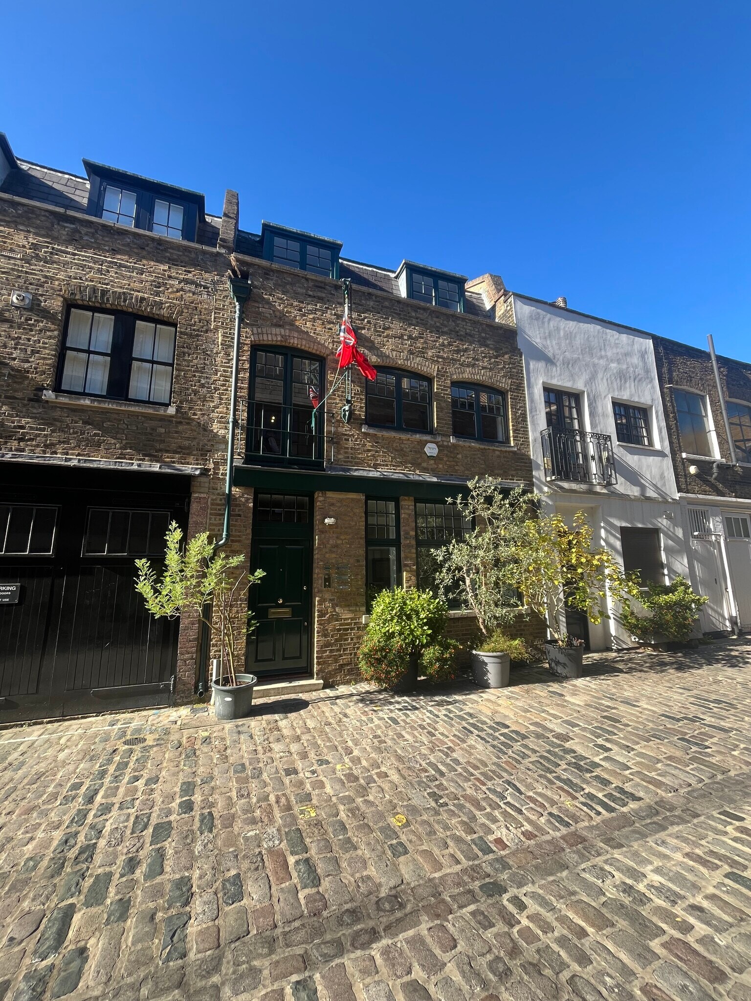 27A Brownlow Mews, Londres à louer Photo de l’immeuble– Image 1 sur 10