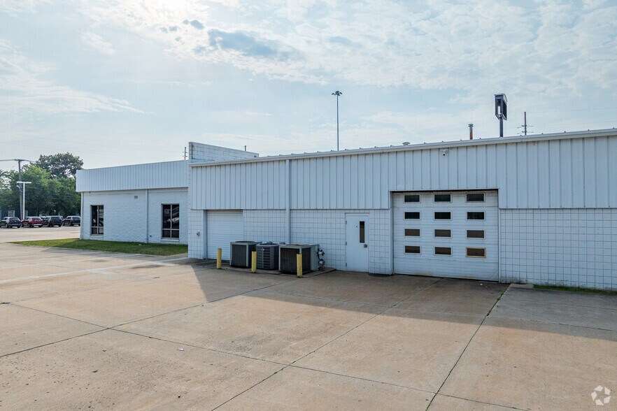 940 Babbitt Rd, Euclid, OH à louer - Photo de l’immeuble – Image 3 sur 11