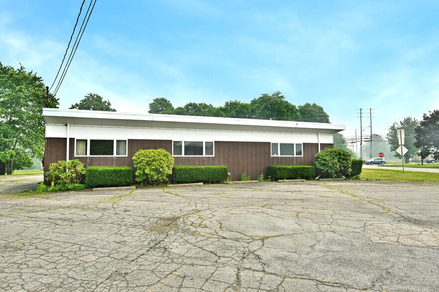 696 Valley View Dr, Brookfield, OH à vendre - Photo de l’immeuble – Image 2 sur 50
