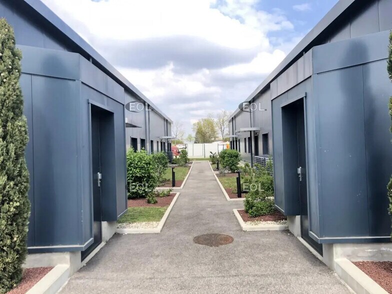 Local d’activités dans Vénissieux à louer - Photo de l’immeuble – Image 1 sur 7
