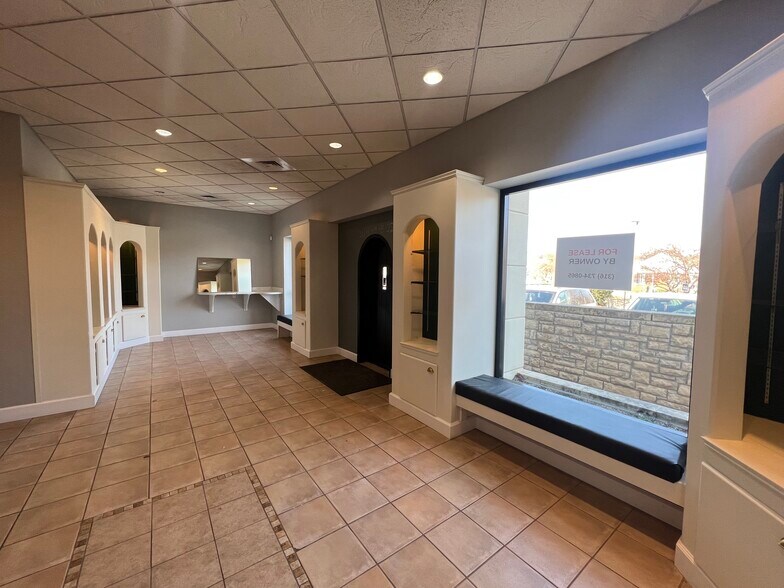 4817 E Douglas Ave, Wichita, KS à louer - Hall d’entrée – Image 3 sur 10