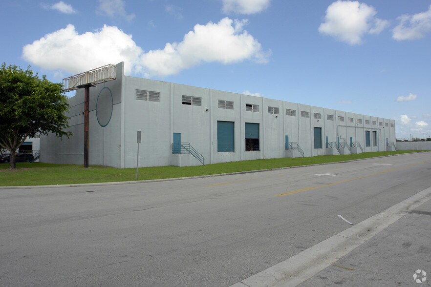 8201-8209 NW 70th St, Miami, FL à louer - Photo de l’immeuble – Image 3 sur 7