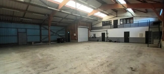 Plus de détails pour Local d'activités à louer