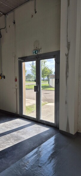 Local d’activités dans Saint-Priest à louer - Photo de l’immeuble – Image 3 sur 11