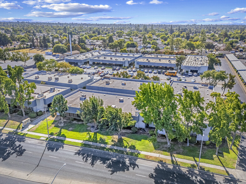 4747 N 1st St, Fresno, CA à louer - Aérien – Image 2 sur 11
