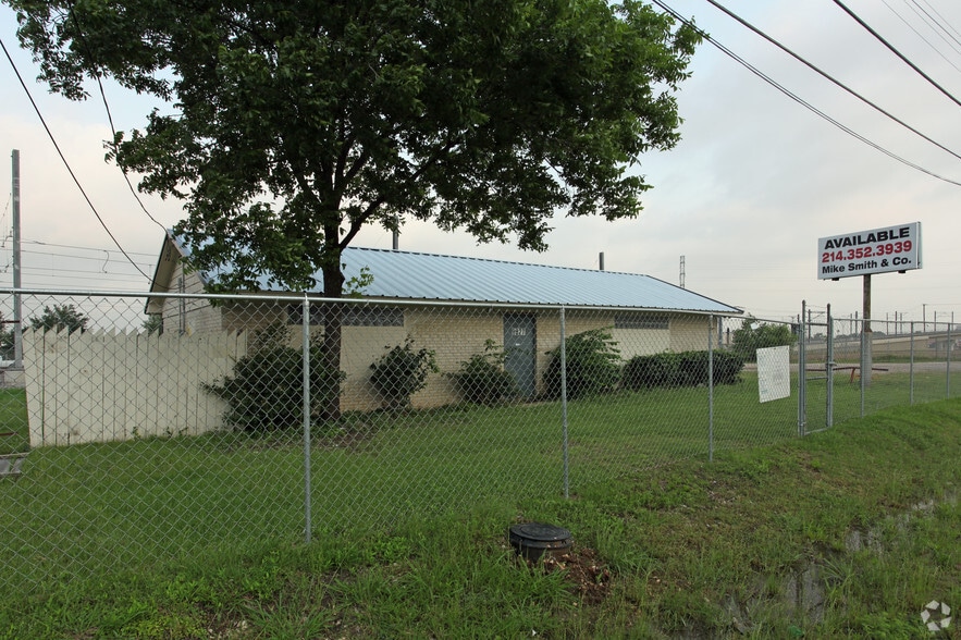 9827 Denton Dr, Dallas, TX à vendre - Photo de l’immeuble – Image 2 sur 2