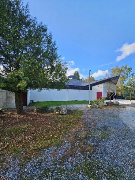 Local d'activités dans VAL D'ANAST à vendre - Photo de l’immeuble – Image 1 sur 9