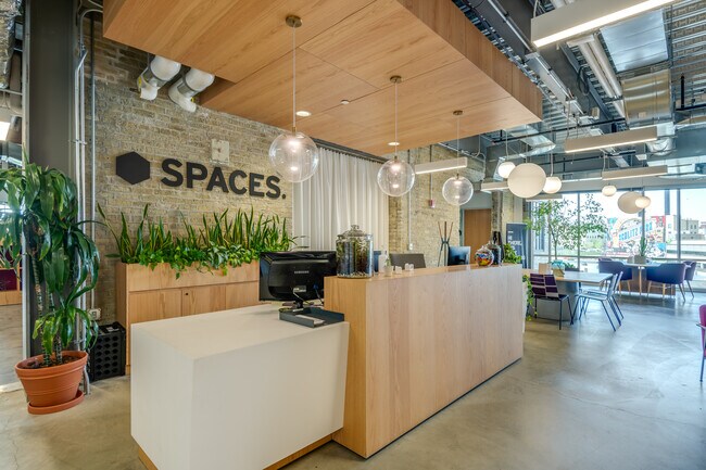 Plus de détails pour 1433 N Water St, Milwaukee, WI - Coworking à louer
