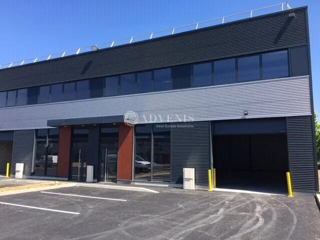 Local d’activités dans Élancourt à louer - Photo de l’immeuble – Image 1 sur 12