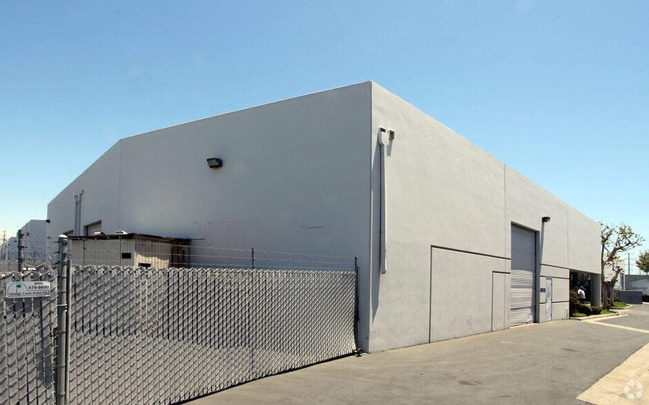 715 E Debra Ln, Anaheim, CA à louer - Photo de l’immeuble – Image 2 sur 5