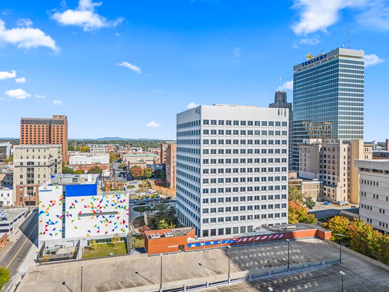 W 3rd St, Winston-Salem, NC à vendre - Photo de l’immeuble – Image 2 sur 36