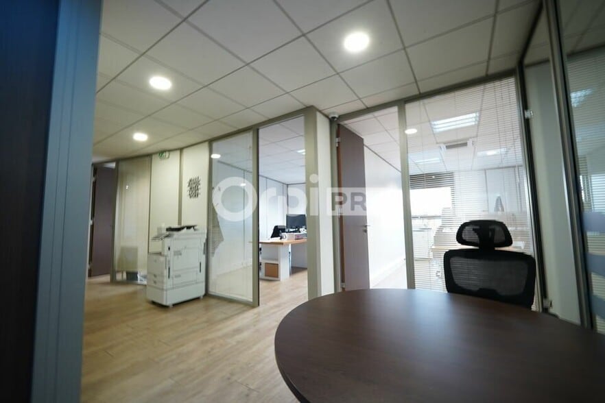 2871 Avenue De L'Europe, Rillieux-la-Pape à louer - Photo de l’immeuble – Image 3 sur 11