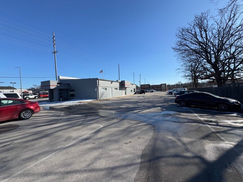 10811 Manchester Rd, Kirkwood, MO à vendre - Photo de l’immeuble – Image 2 sur 8
