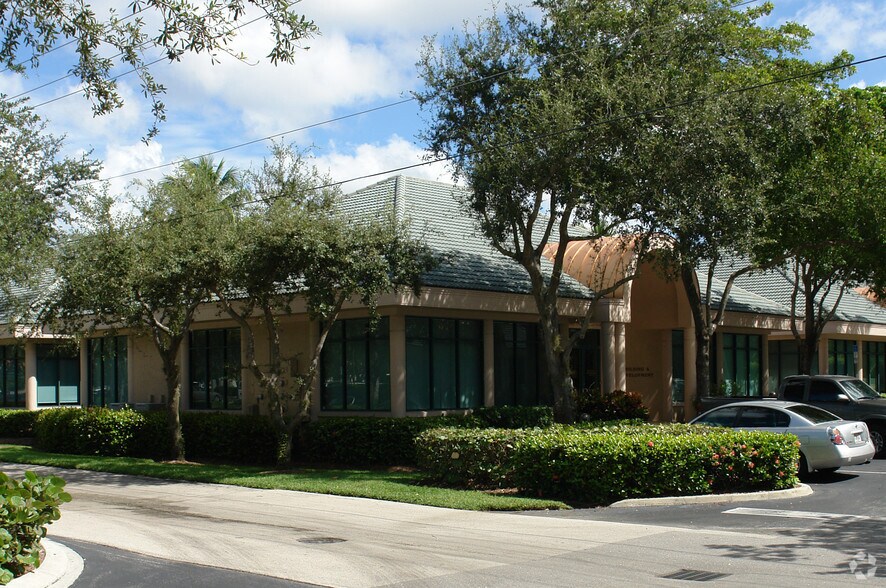 5133 Castello Dr, Naples, FL à louer - Photo de l’immeuble – Image 2 sur 2