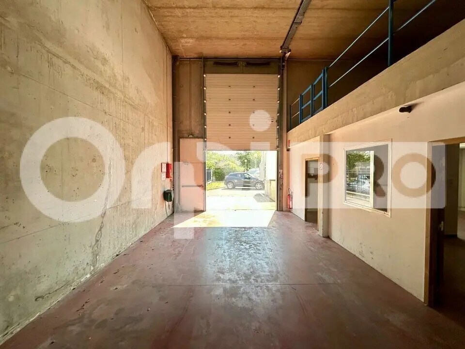 Local d’activités dans Grigny à louer Photo de l’immeuble– Image 1 sur 6