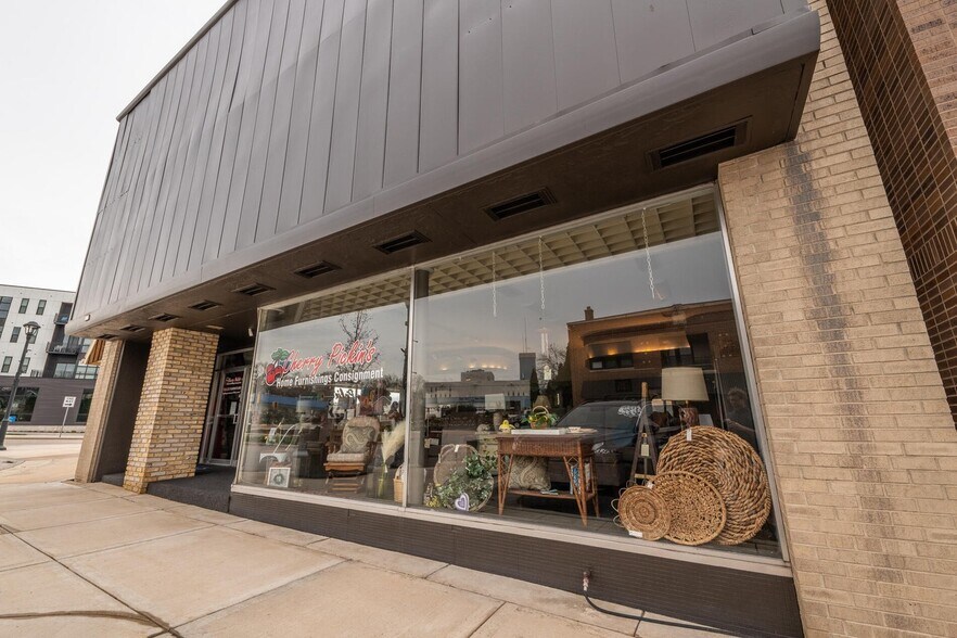 337 N Main St, West Bend, WI à louer - Photo de l’immeuble – Image 2 sur 10