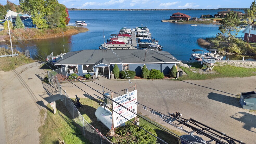 13710 W Shore Dr, Houghton Lake, MI à vendre - Photo de l’immeuble – Image 2 sur 20