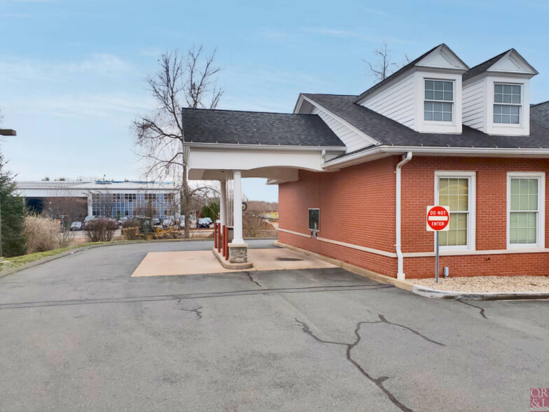 768 N Main St, Manchester, CT à louer - Photo de l’immeuble – Image 2 sur 8