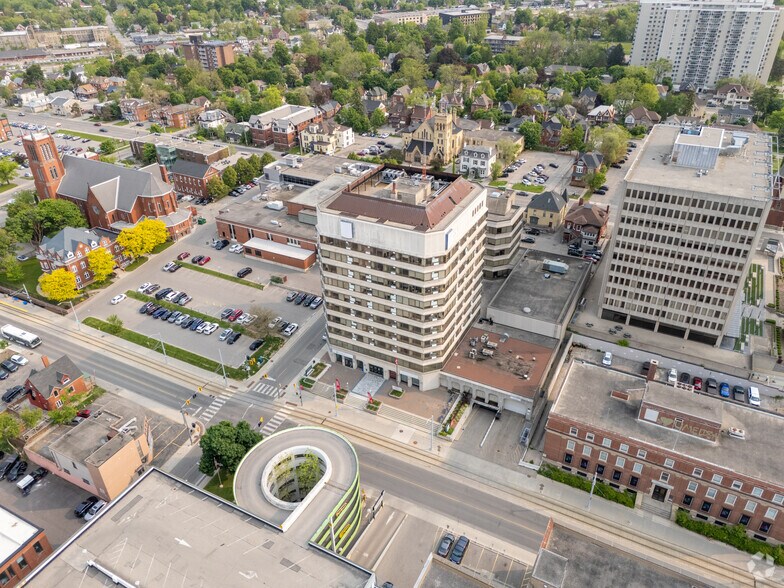 30-32 Duke St W, Kitchener, ON à louer - Photo de l’immeuble – Image 3 sur 3