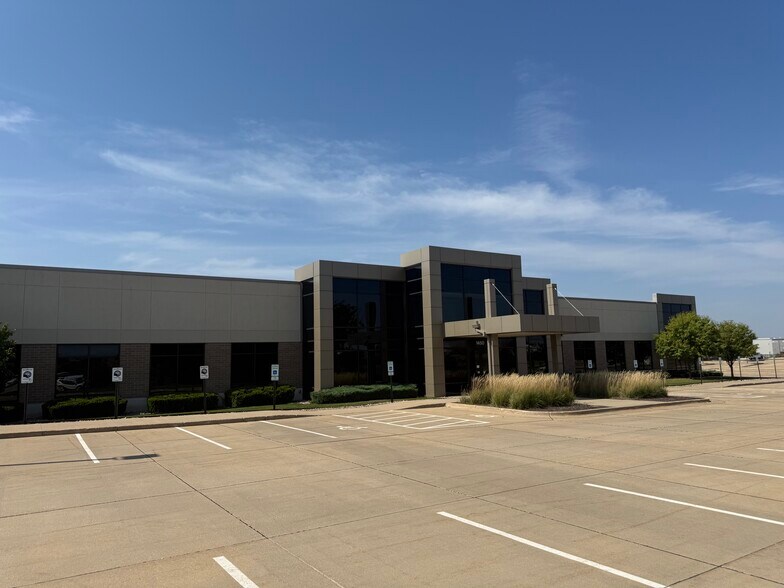1450 N Center Point Rd, Hiawatha, IA à louer - Photo de l’immeuble – Image 2 sur 13