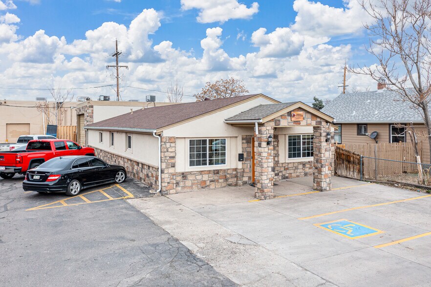 1515 Chester St, Aurora, CO à vendre - Photo principale – Image 1 sur 29