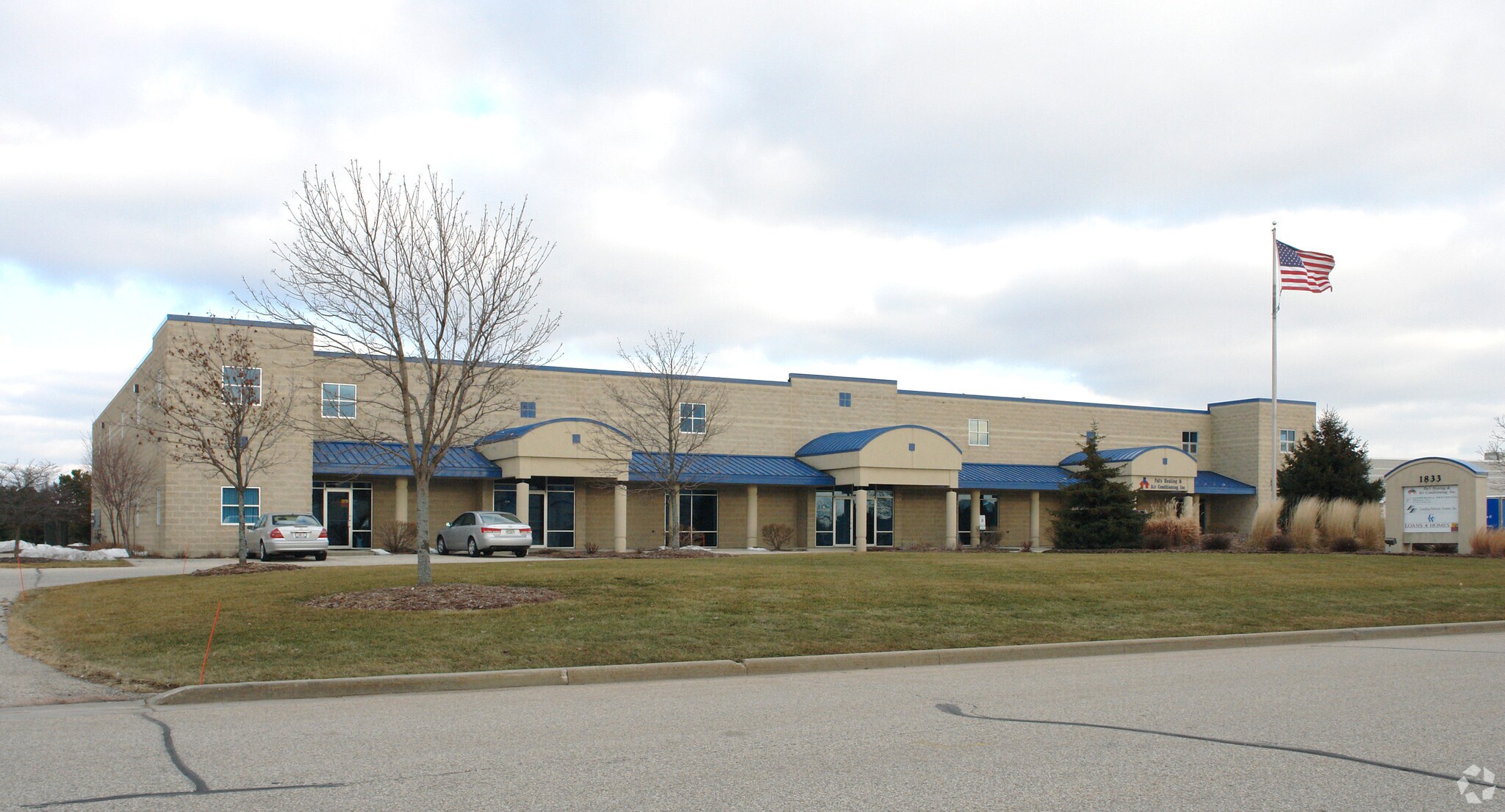 1833 Executive Dr, Oconomowoc, WI à louer Photo principale– Image 1 sur 15