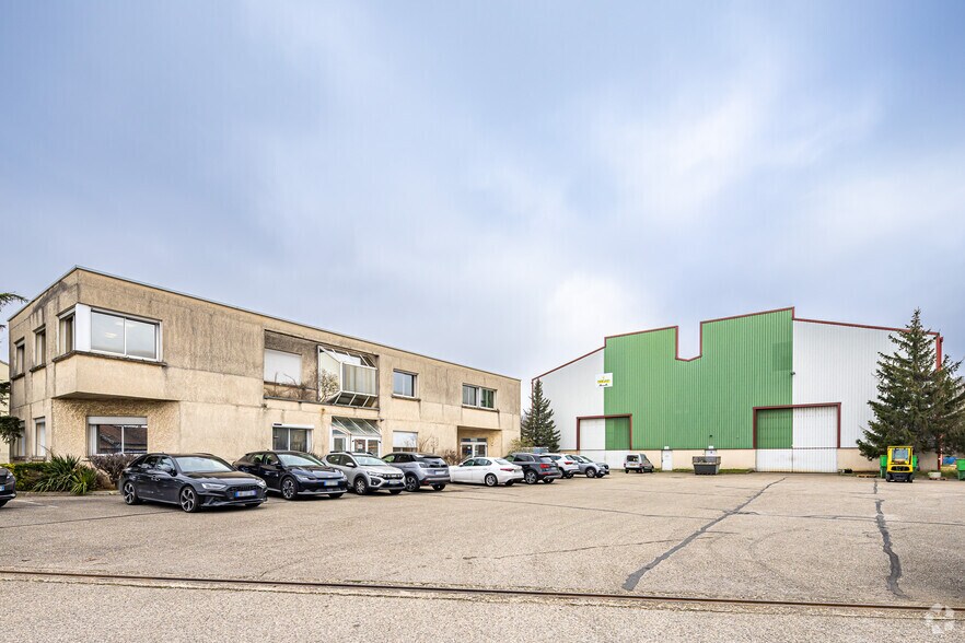 Local d'activités dans Saint-Priest à vendre - Photo principale – Image 1 sur 4
