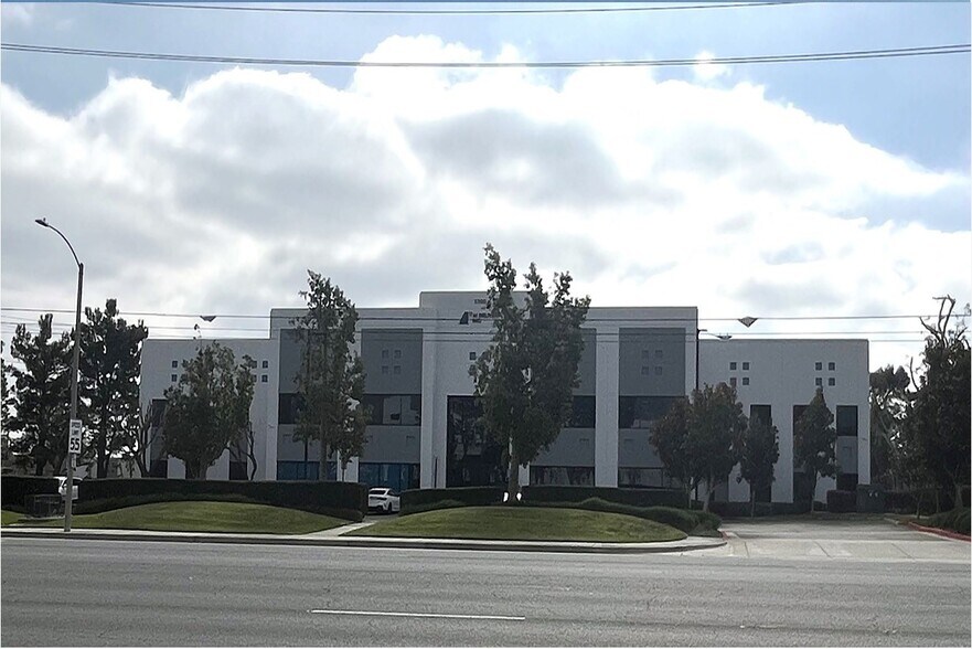 5300 E Jurupa St, Ontario, CA à louer - Photo de l’immeuble – Image 2 sur 4