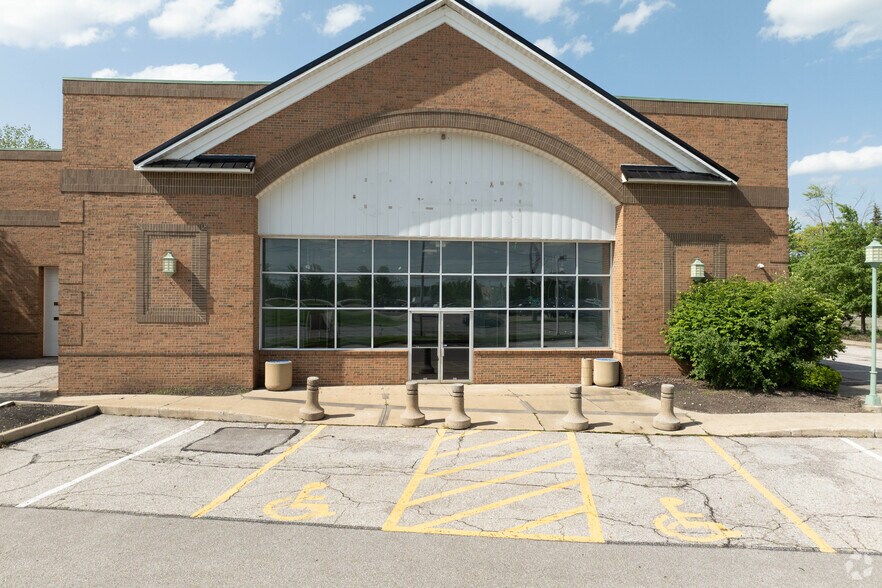 21250 Rockside Rd, Bedford, OH à louer - Photo de l’immeuble – Image 2 sur 5